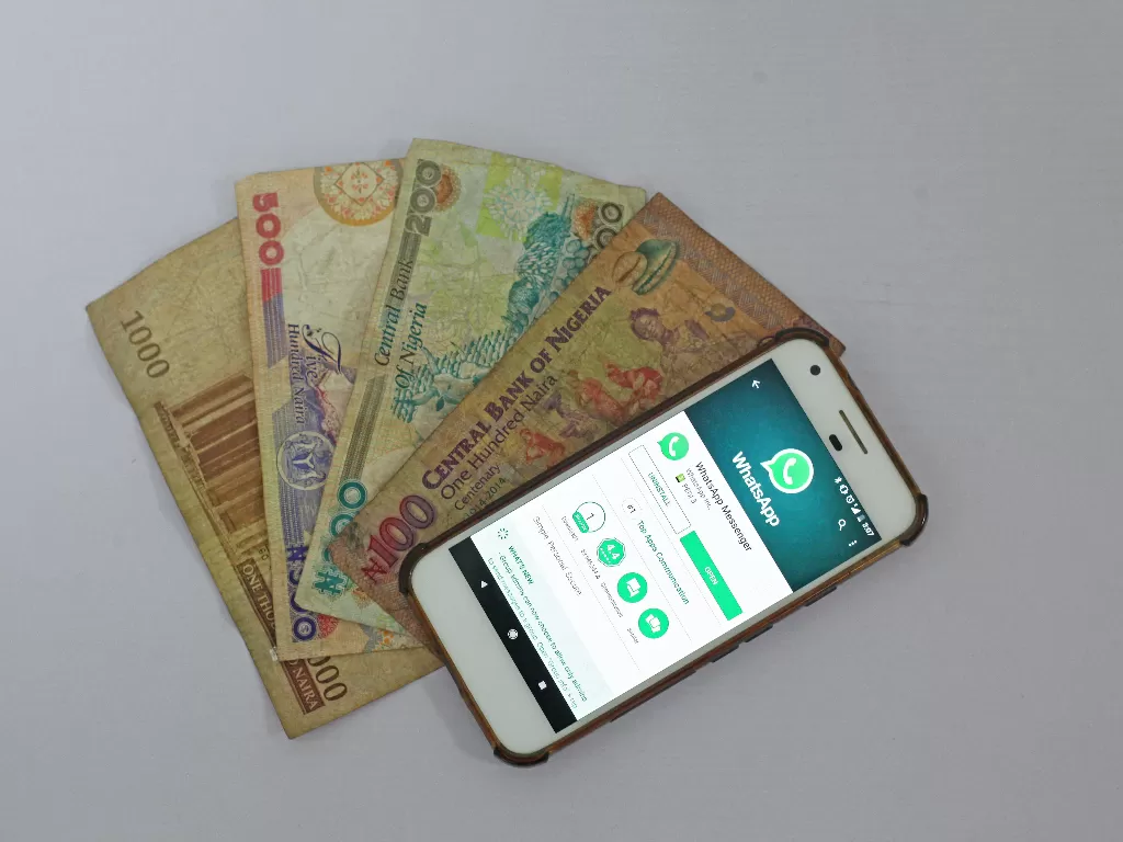 Ilustrasi bayar uang via WhatsApp (Unsplash)