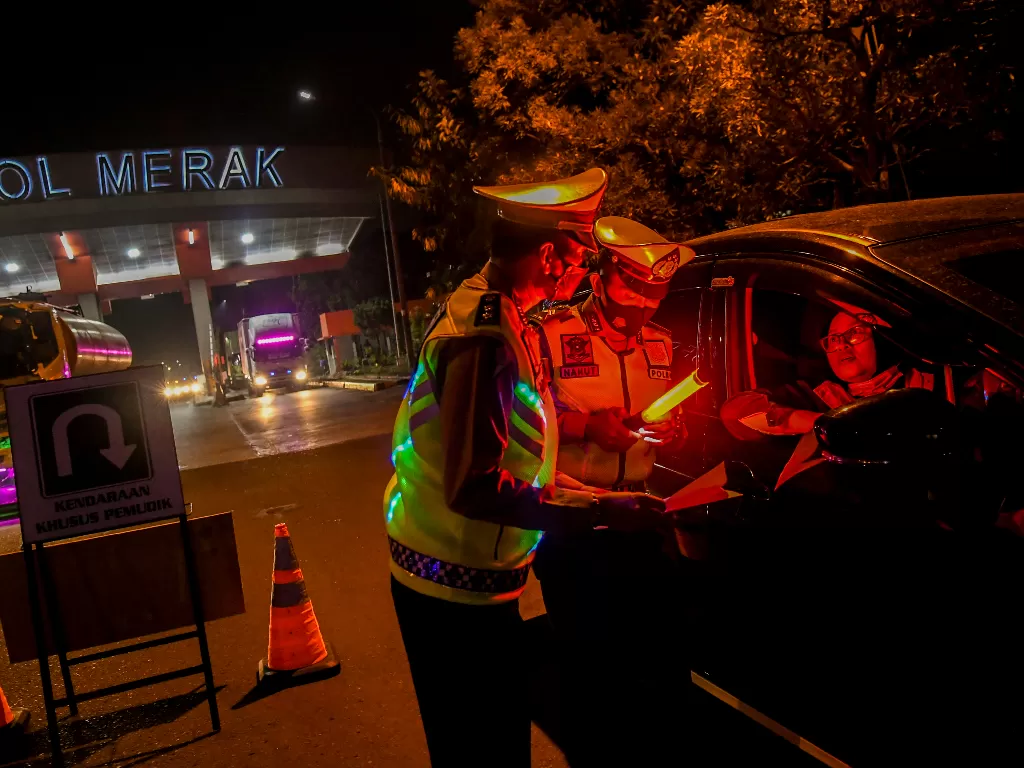 Petugas kepolisian memeriksa dokumen pengendara (ANTARA FOTO/Galih Pradipta)