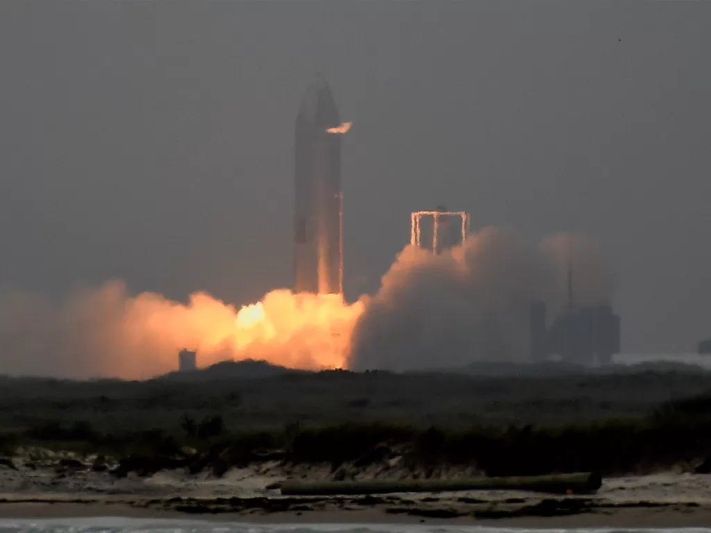 Roket Starship SN15 buatan SpaceX saat meluncur ke udara (photo/REUTERS/Gene Blevins)