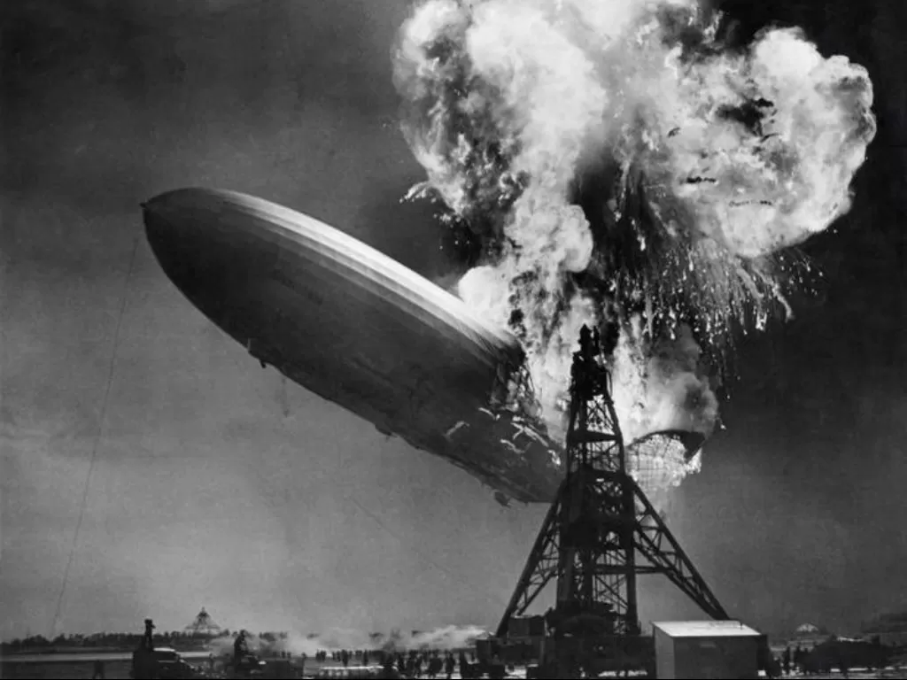 Zeppelin Jerman, Hindenburg, terbakar dan hancur sepenuhnya di New Jersey (1937). (Wikipedia).