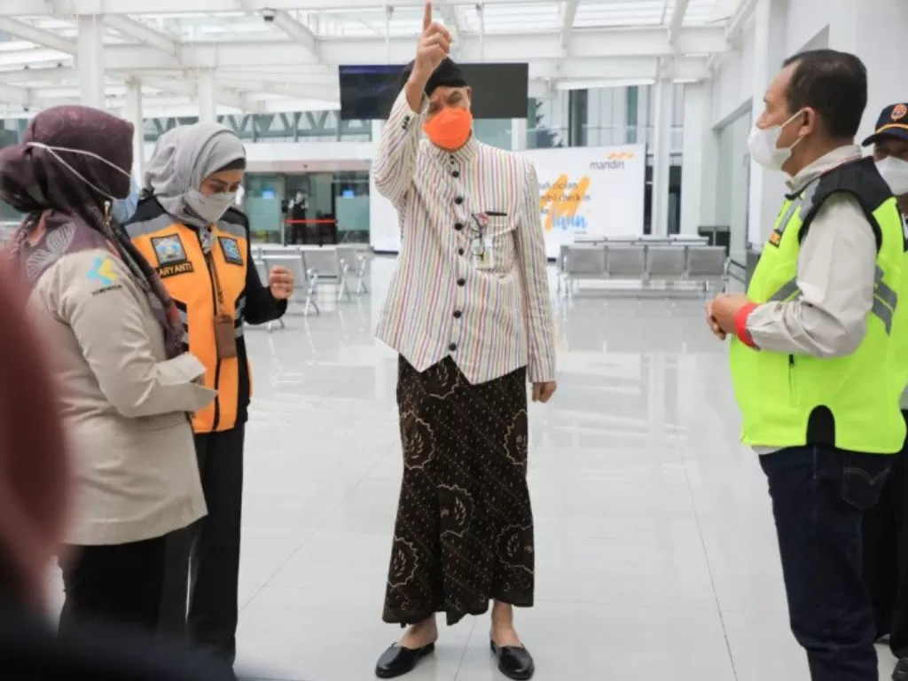 Gubernur Jawa Tengah Ganjar Pranowo saat sidak di Bandara Internasional Jenderal Ahmad Yani Semarang terkait dengan lolosnya seorang penumpang positif COVID-19. (photo/ANTARA/HO-Humas Pemprov Jateng)