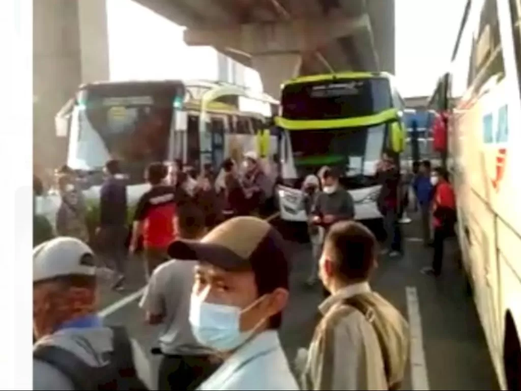 Bus berhenti di jalan tol viral (Dok Istimewa)