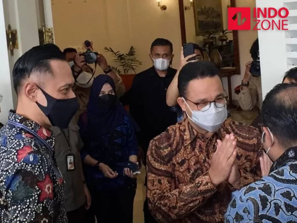 Ketum Partai Demokrat Agus Harimurti Yudhoyono (kiri) temui Gubernur DKI Jakarta Anies Baswedan (kanan) di Balai Kota DKI, Kamis (6/5/2021). (INDOZONE/Sarah Hutagaol)