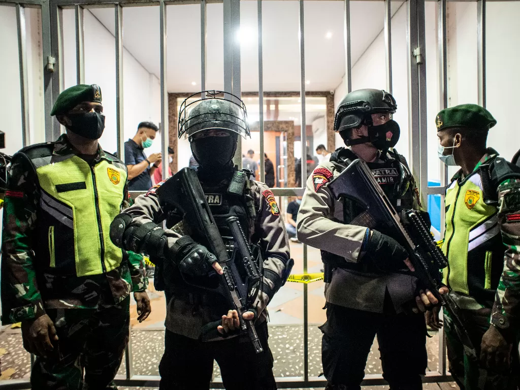Personel kepolisian bersenjata dan prajurit TNI berjaga saat tim Densus 88 Antiteror melakukan penggeledahan di bekas markas Front Pembela Islam (FPI), Petamburan, Jakarta, (ANTARA FOTO/Aprillio Akbar)
