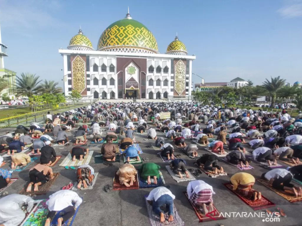 Ilustrasi. Umat muslim melaksanakan shalat Idul Adha 1441 H di Masjid Raya Darussalaam, Palangkaraya, Kalimantan Tengah, Jumat (31/7/2020). (photo/ANTARA FOTO/Makna Zaezar)