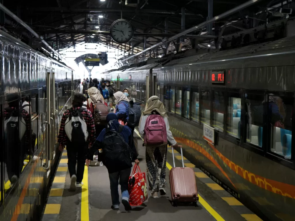 Sejumlah penumpang kereta api berjalan setibanya di Stasiun Tugu, Yogyakarta, Rabu (5/5/2021). (ANTARA/Andreas Fitri Atmoko)