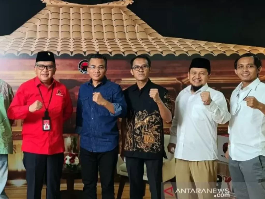  Sejumlah sekjen parpol koalisi pendukung pemerintah Jokowi-Ma'ruf melakukan foto bersama saat silaturahmi dan buka puasa bersama di Kantor DPP PDIP, Jakarta, Kamis (6/5/2021). ANTARA/HO-PDIP/am.
