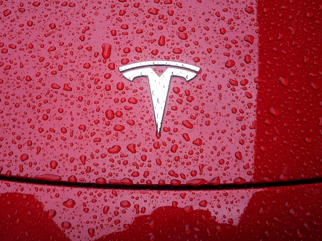 Logo pabrikan Tesla. (photo/REUTERS/CARLO ALLEGRI)