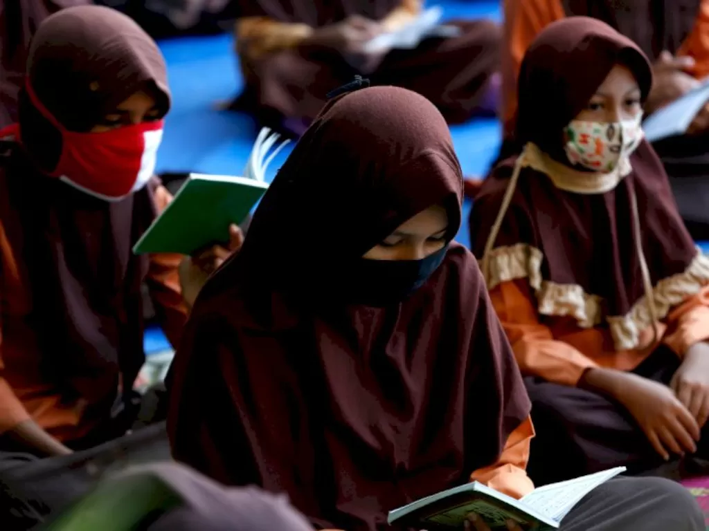 Pelajar perempuan mengenakan seragam sekolah dengan atribut kerudung. (Antara)