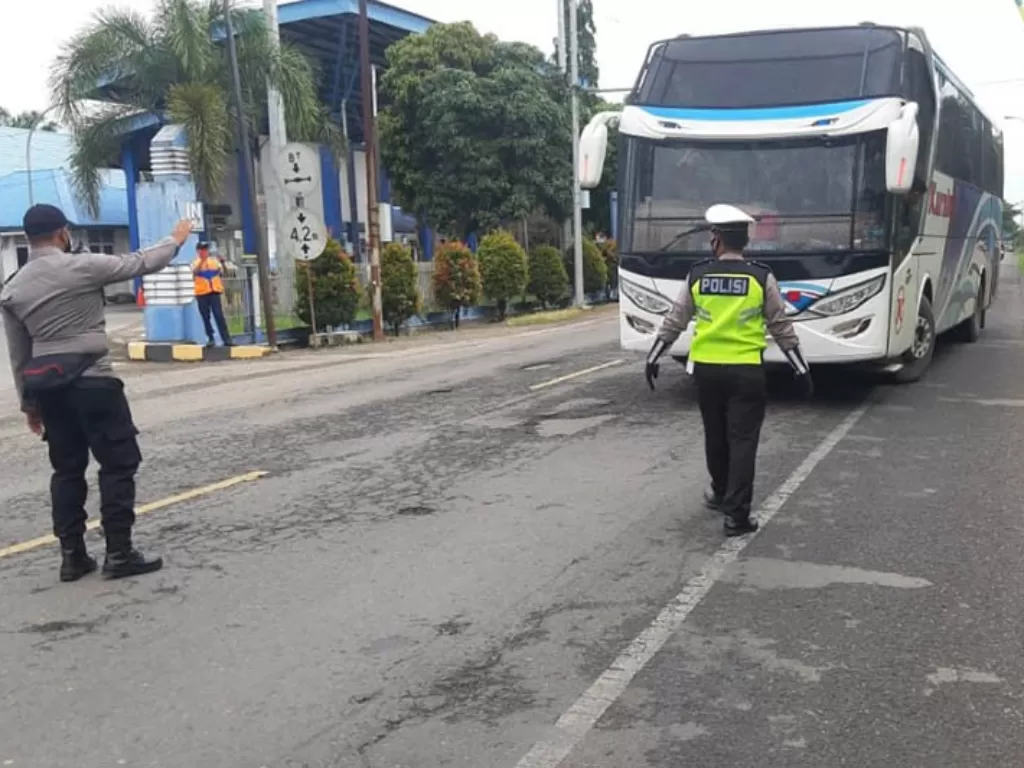 Polisi menghentikan laju bus di perbatasan Aceh dan Sumatera Utara, di Aceh Tamiang, Kamis (6/5/2021). (Dok. Ditlantas Polda Aceh)