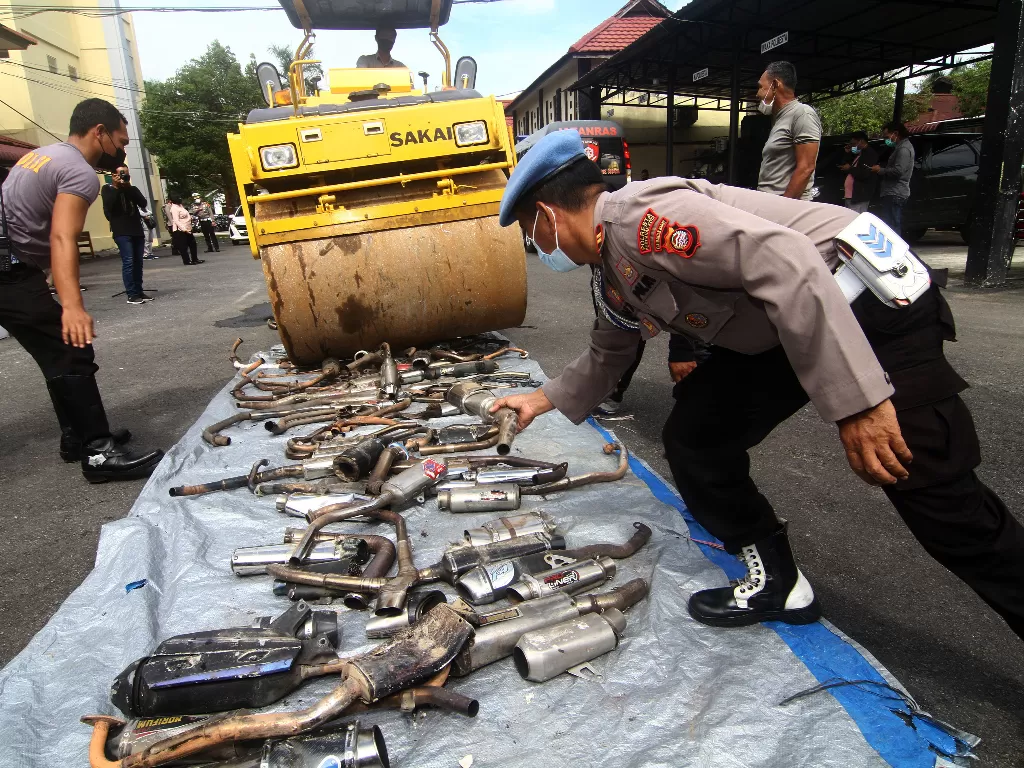 Sejumlah petugas menyusun knalpot balap hasil sitaan dari razia untuk dimusnahkan (ANTARA FOTO/Jessica Helena Wuysang)