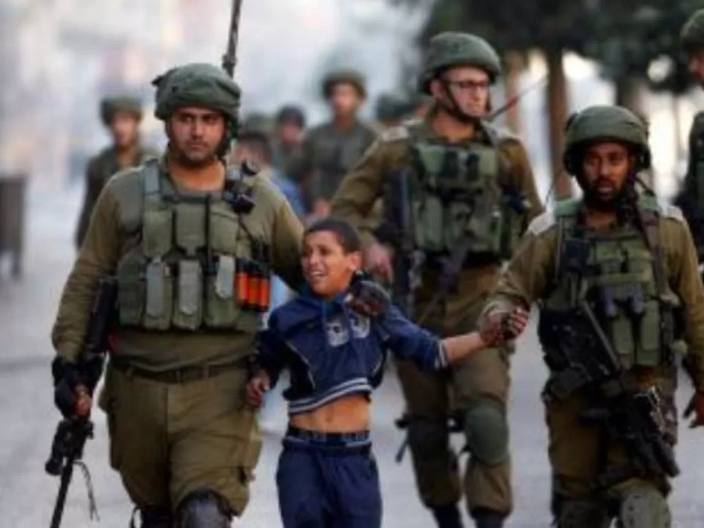 Tentara Israel menangkap bocah Palestina (Reuters)