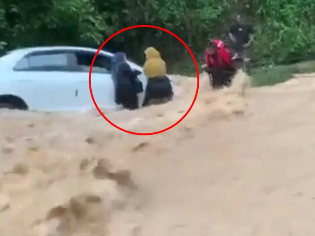 Video dua wanita bertahan hidup saat banjir bandang. (Photo/Facebook/Info Roadblock JPJ/POLIS)