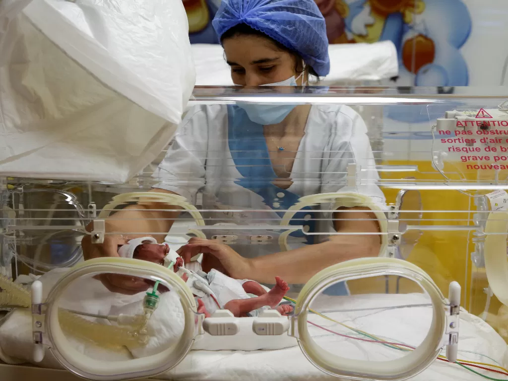 Suami wanita yang melahirkan 9 bayi tak khawatir dengan anak banyak (REUTERS/Youssef Boudlal)