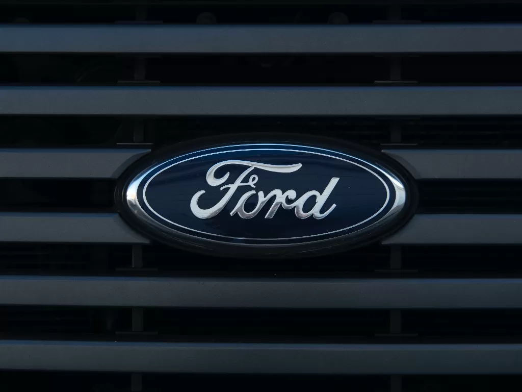 Logo pabrikan Ford. (photo/Pexels/Julissa Helmuth)