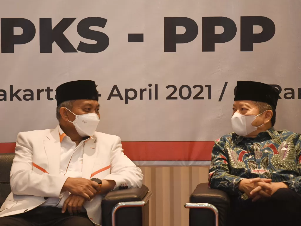 Presiden PKS Ahmad Syaikhu (kiri) berbincang dengan Ketua Umum PPP Suharso Monoarfa saat silaturahmi kebangsaan PKS-PPP di DPP PKS, Jakarta, Rabu (14/4/2021). (ANTARA FOTO/Hafidz Mubarak A/hp.)