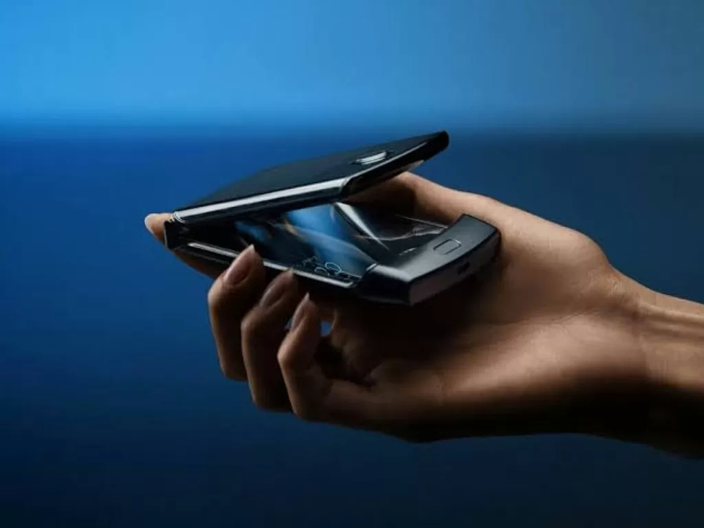 Tampilan smartphone lipat Motorola Razr dengan konsep clamshell (photo/Motorola)