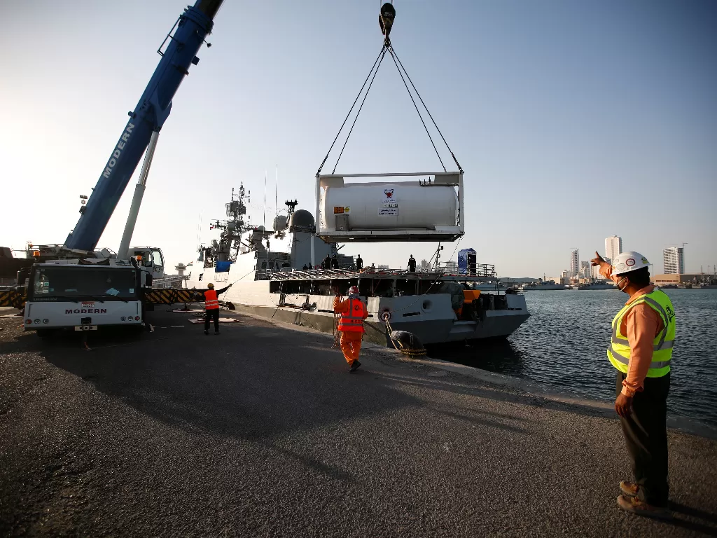 Kapal perang untuk mengangkut oksigen (REUTERS/Hamad I Mohammed)