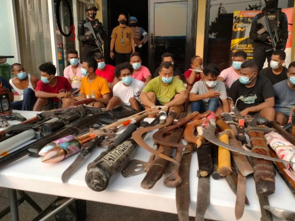 Berbagai jenis senjata dan beberapa orang yang diamankan dari penggerebekan di Kampung Ambon, Jakarta Barat, Sabtu (8/5/2021). Temuan barang bukti dan orang yang diciduk tersebut diamankan di Polres Metro Jakarta Barat. (photo/ANTARA/HO)