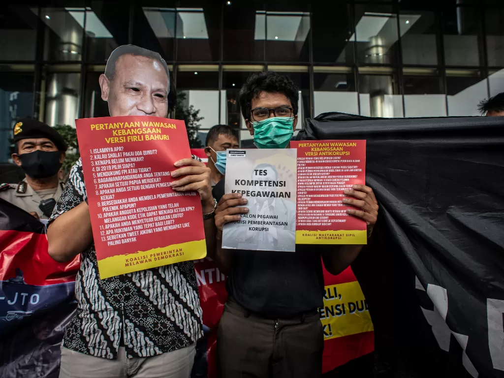 Anggota Koalisi Masyarakat Sipil Antikorupsi melakukan aksi unjuk rasa di depan Gedung Merah Putih KPK, Jakarta, Jumat (7/5/2021). (ANTARA FOTO/Aprillio Akbar)
