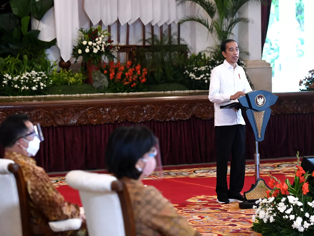 Presiden Joko Widodo (kanan) memberikan arahan dalam acara peresmian pembukaan Musyawarah Perencanaan Pembangunan Nasional (Musrenbangnas) Tahun 2021 di Istana Negara, Jakarta, Selasa (4/5/2021). (ANTARA FOTO/BPMI Setpres/Lukas/Handout/wsj.)