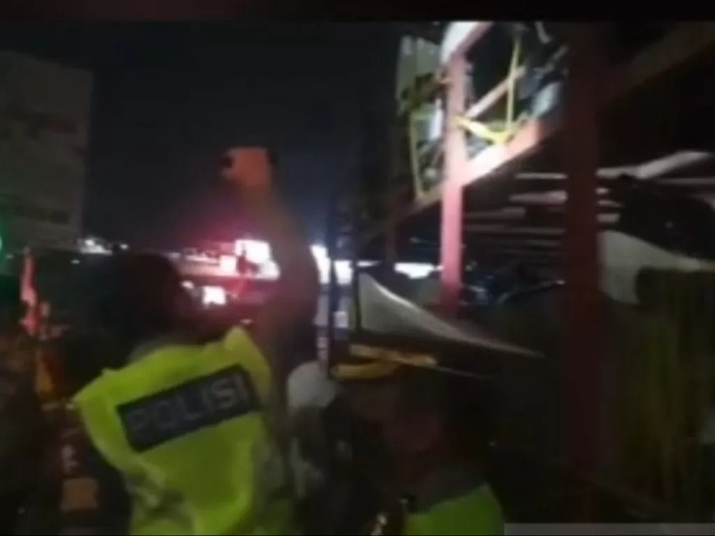  Petugas Ditlantas Polda Metro Jaya menemukan pemudik bersembunyi di truk pengangkut sepeda motor yang akan melintasi GT Cikupa, Tangerang, Sabtu (5/8). (ANTARA/HO-Polda Metro Jaya)