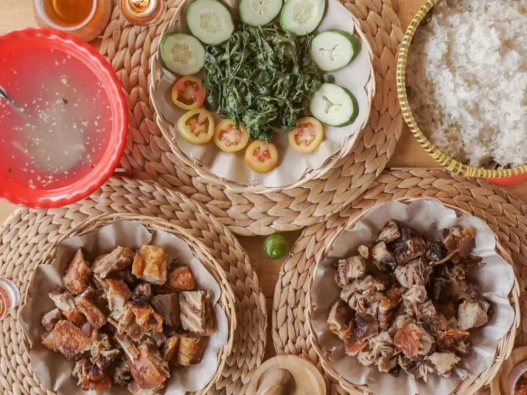 Kuliner Bipang Ambawang yang dinikmati dengan nasi dan lalapan (Instagram @bipangambawang)