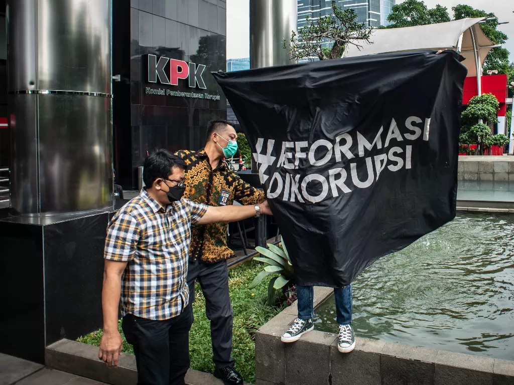 Anggota Koalisi Masyarakat Sipil Antikorupsi berunjuk rasa di depan Gedung Merah Putih KPK, Jakarta, Jumat (7/5/2021). Mereka meminta Ketua KPK Firli Bahuri untuk mengikuti wawasan kebangsaan versi antikorupsi. (ANTARA FOTO/Aprillio Akbar/rwa.)
