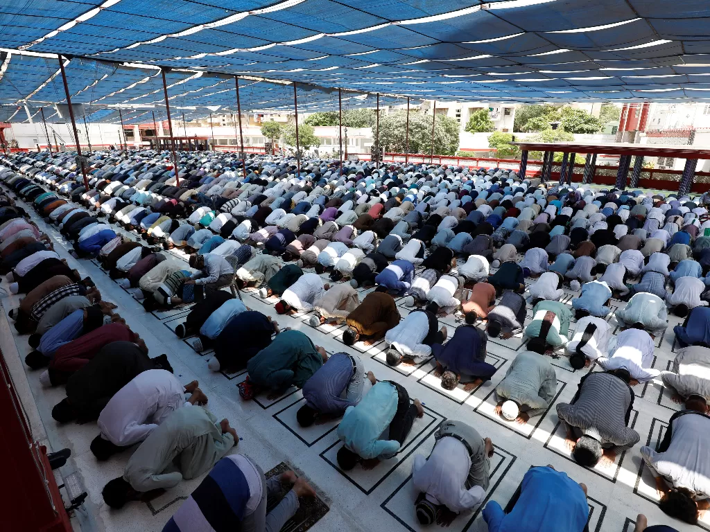 Masjid di Pakistan tetap penuh meski menghadapi pandemi (REUTERS/Akhtar Soomro)