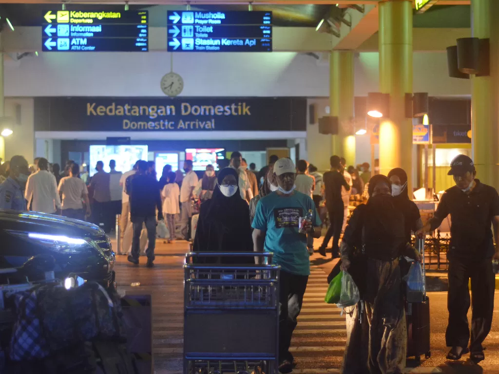 Pemudik tiba di terminal kedatangan Bandara Internasional Minangkabau (BIM), Padangpariaman, Sumatera Barat, Sabtu (1/5/2021). ANTARA FOTO/Iggoy el Fitra)