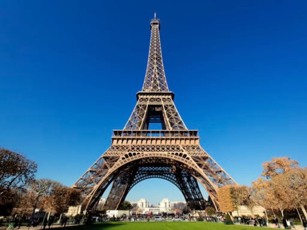 Menara Eiffel, Paris, salah satu destinasi wisata dunia dengan koneksi Wi-Fi terbaik. (photo/Freepik)