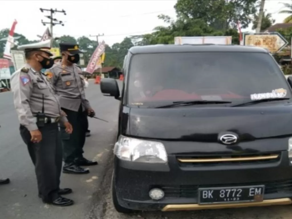Petugas PAM memeriksa kenderaan di pos penyekatan mudik Lebaran Dolok Merawan, Serdang Bedagai, Sabtu (8/5). (Antara)