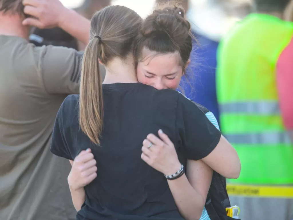 Dua orang siswa yang selamat dari aksi teror. (Photo/Reuters)