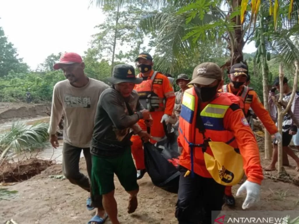 Tim SAR gabungan saat mengevakuasi jenazah seorang warga Bombana yang sebelumnya hilang terseret arus sungai pada Jumat (7/5/2021) di Desa Mambo, Kecamatan Poleang Timur, Kabupaten Bombana, Sulawesi Tenggara. Korban ditemukan meninggal setelah tiga hari o