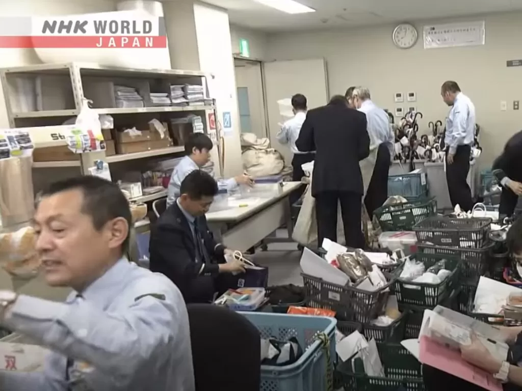 Petugas bagian barang hilang di Jepang (NHK World Japan)