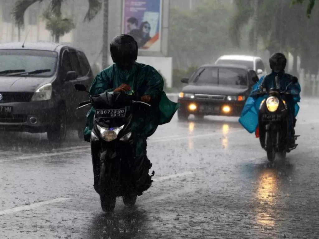 Ilustrasi:  Sejumlah kendaraan menembus hujan di Pontianak, Kalimantan Barat, Kamis (15/4/2021). (ANTARA FOTO/Jessica Helena Wuysang)