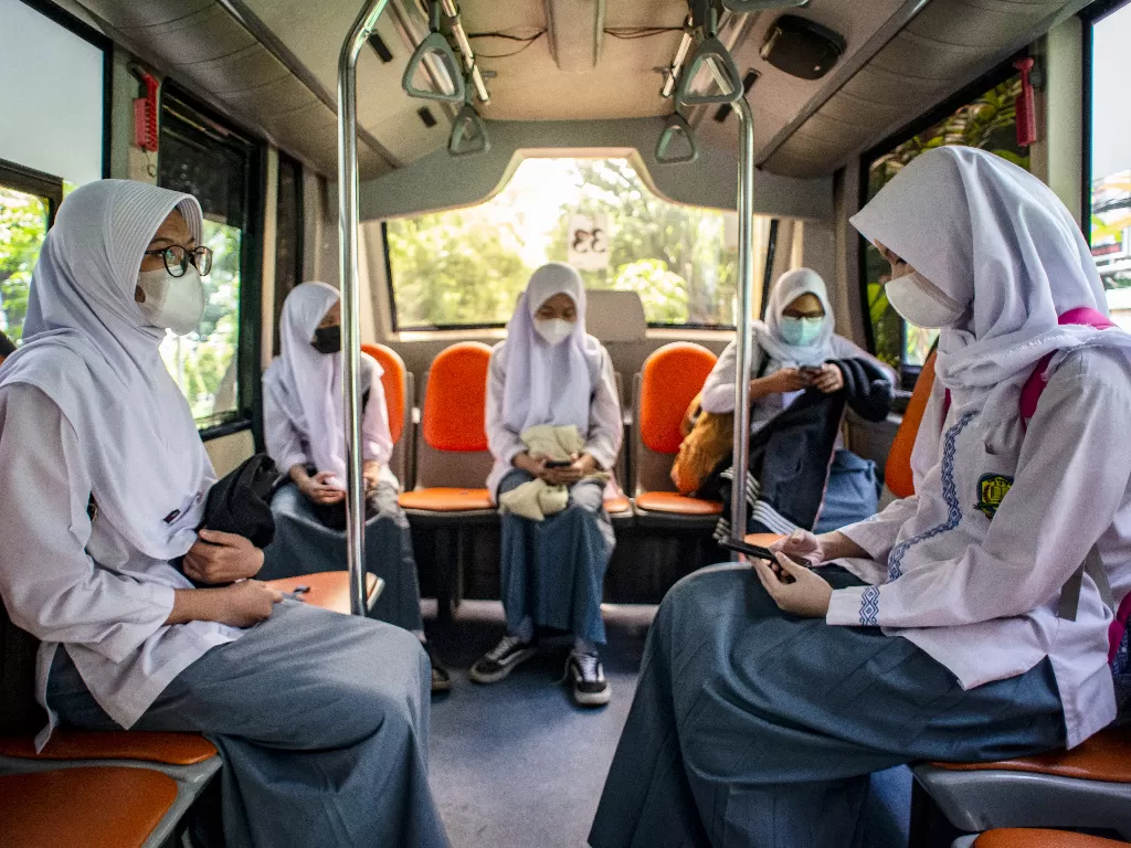 Pelajar menaiki bus sekolah (Ilustrasi/ANTARA FOTO/Aprillio Akbar)
