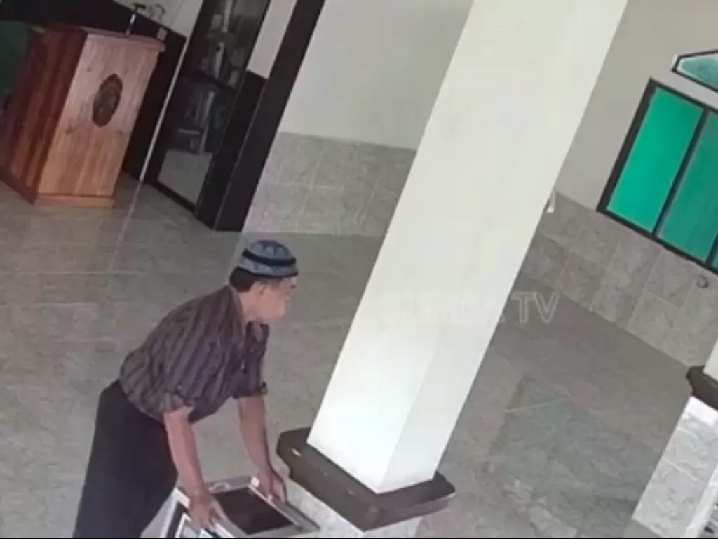 Pencuri kotak amal di masjid Jonggol. (YouTube Bogor Sakato Sunda TV)