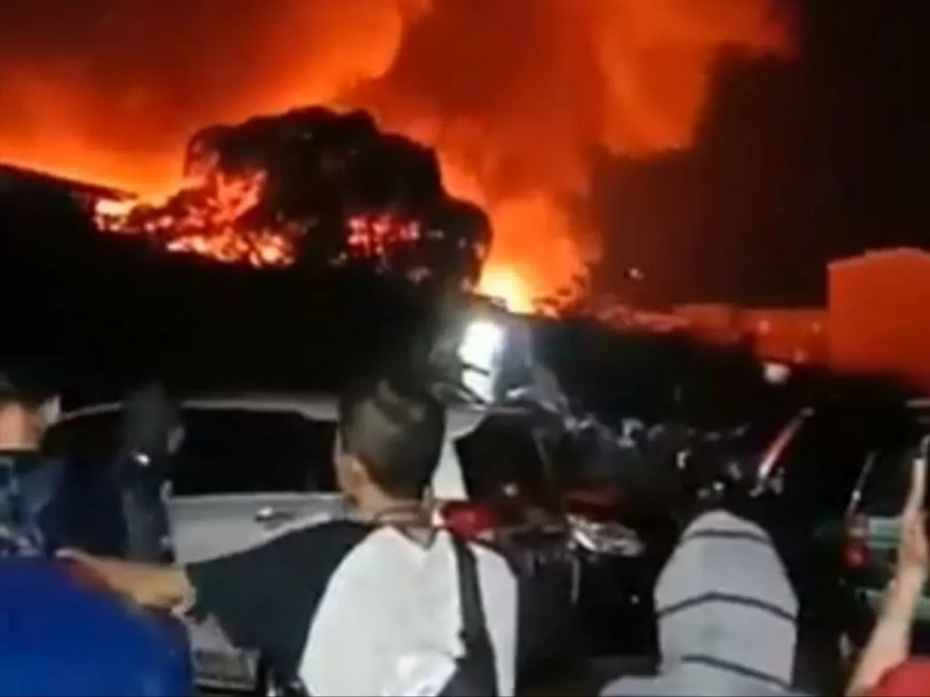  Warga menyaksikan kebakaran rumah terjadi di Jln. Kapuk Muara RT 5/4 Kelurahan Penjaringan, Jakarta Utara, Minggu (9/5/2021) dini hari. (ANTARA/HO-Twitter@humasjakfire)