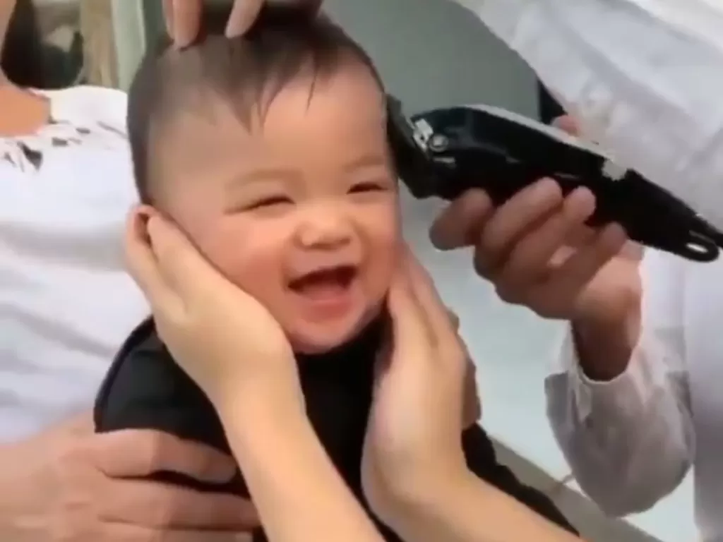Bayi tertawa saat pertama kali dicukur (Twitter/@buitengebieden_)