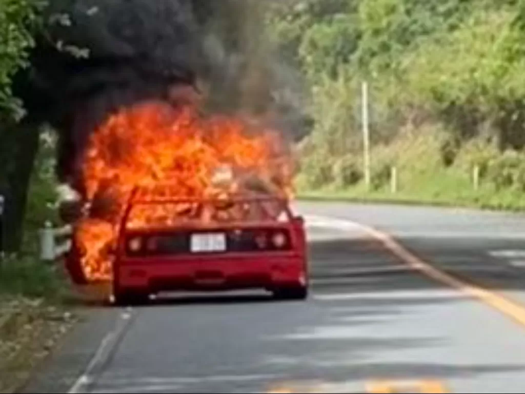Tampilan Ferrari F40 yang kebakaran di Jepang. (photo/Twitter/@emanuel_E90M3)