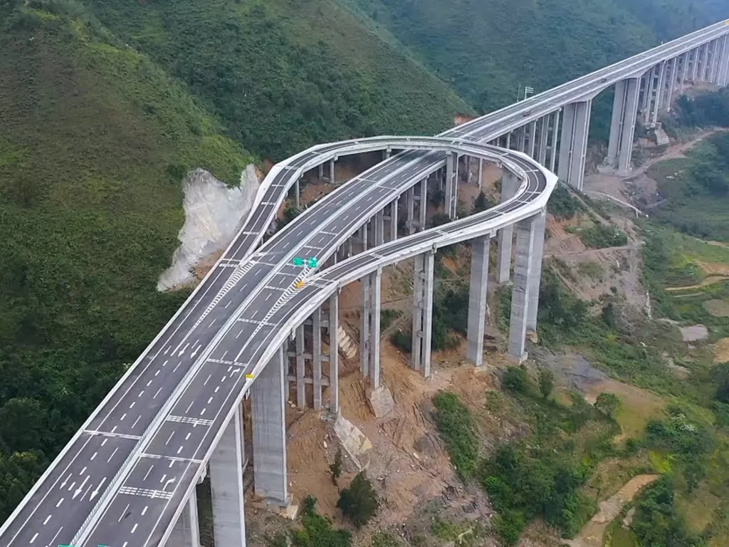 Lokasi putaran di jalan tol Guizhou, China (photo/YouTube/Aerial China)