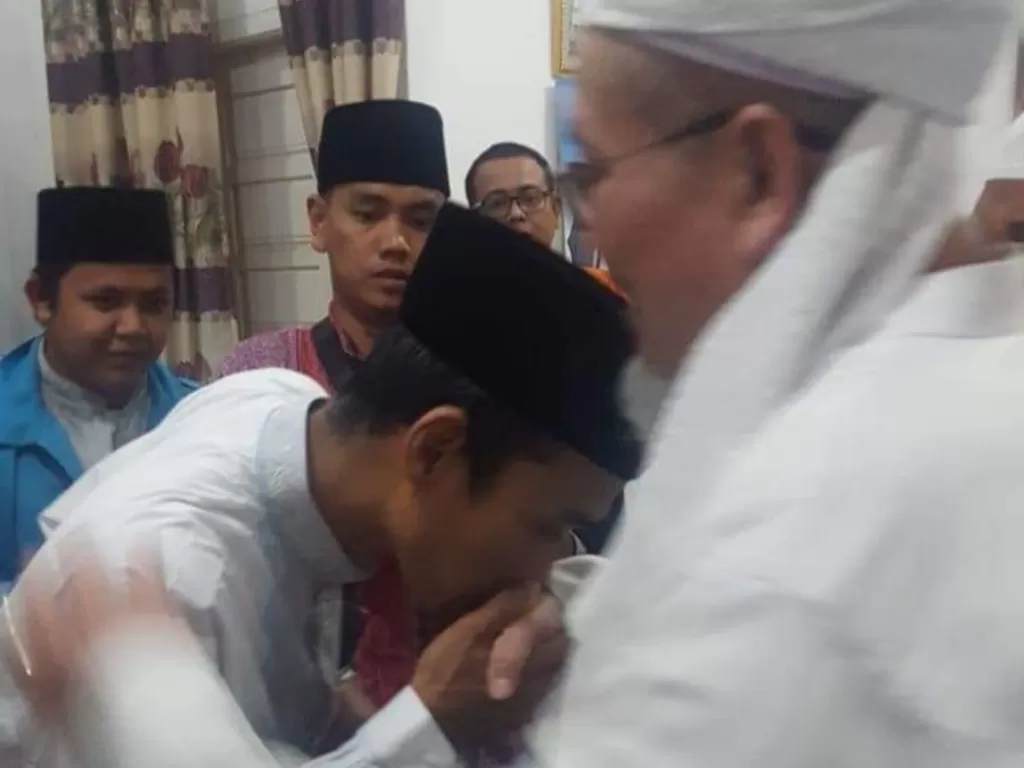 Ustadz Abdul Somad ketika bertemu dan mencium tangan Ustadz Tengku Zulkarnain (IG/ustadzabdulsomad_official)