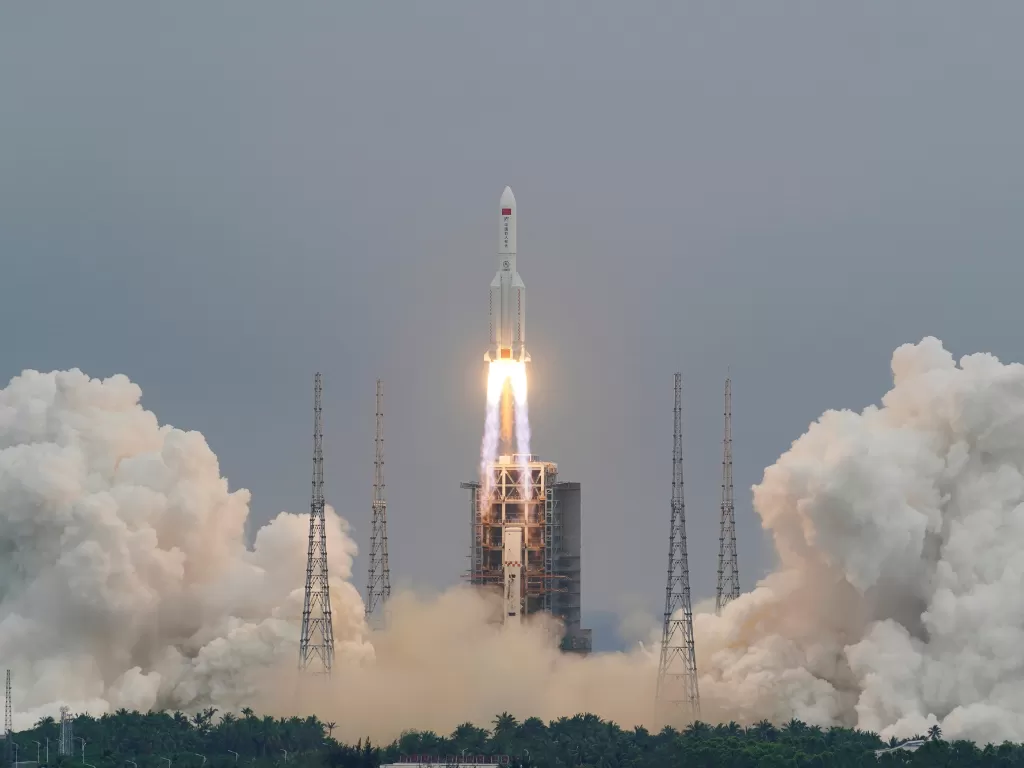 Roket Long March 5B saat meluncur dari Bumi (photo/REUTERS/China Daily)
