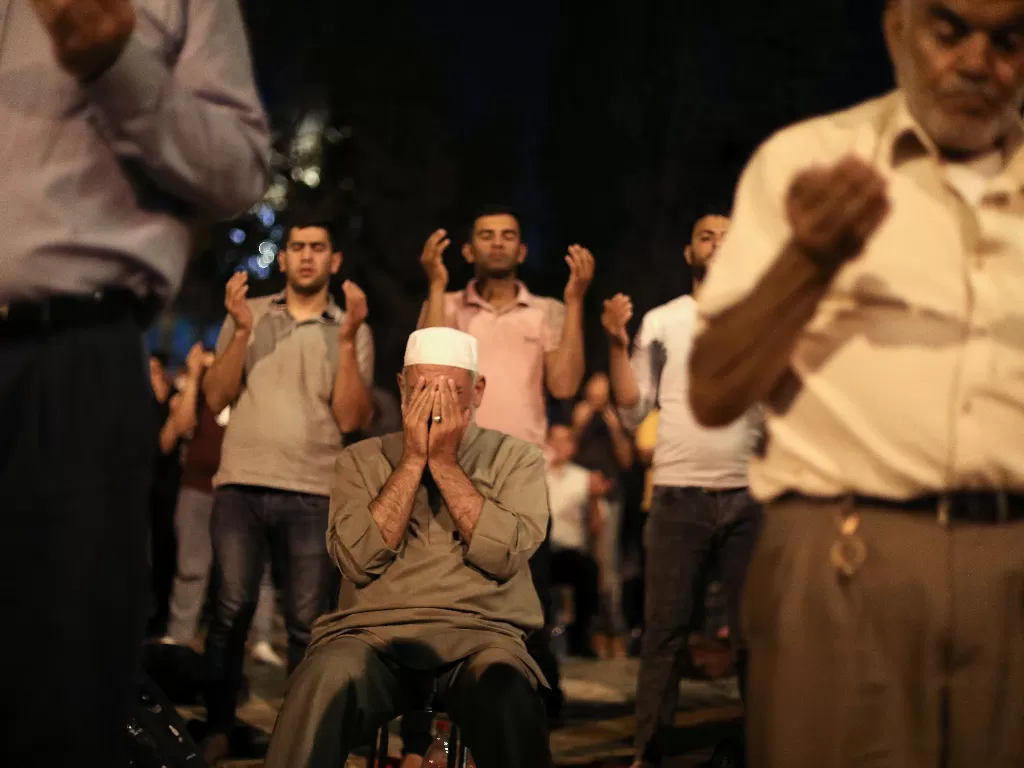 Warga Palestina berdoa di Laylat al-Qadr selama bulan suci Ramadhan, di kompleks yang menampung Masjid Al-Aqsa, di Kota Tua Yerusalem, 8 Mei 2021. (photo/REUTERS/Ammar Awad)