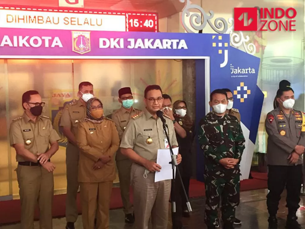 Gubernur DKI Jakarta Anies Baswedan usai rapat dengan Kapolda Metro, Pangdam Jaya dan Pemkot daerah penyangga di Balai Kota DKI. (INDOZONE/Sarah Hutagaol).