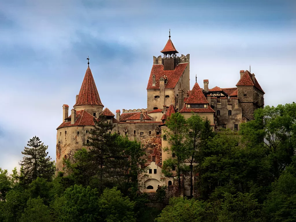 Kastil Barnd di Transyvania, Rumania yang menjadi inspirasi katsil Dracula. (Wikipedia).