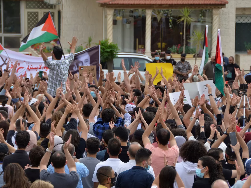 Warga Yordania berdemo di depan kedubes Israel di Amman, Yordania. ( REUTERS/Muath Freij).