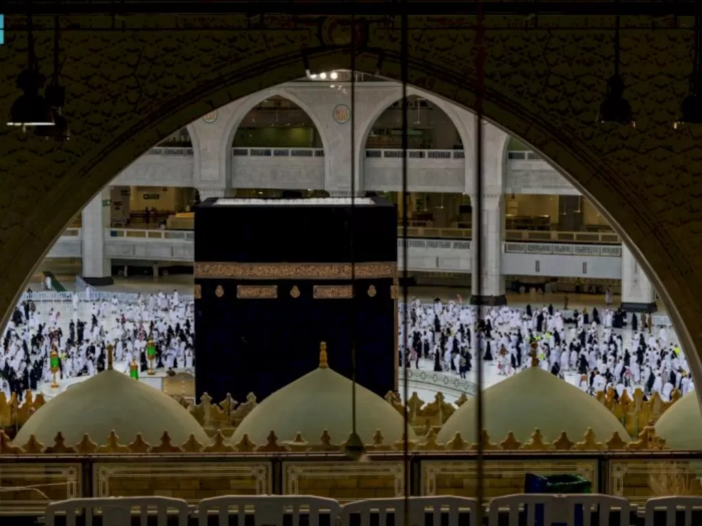 Jemaah lakukan ibadah umrah saat bulan ramadan di Masjidil Haram Mekkah. (Reuters)
