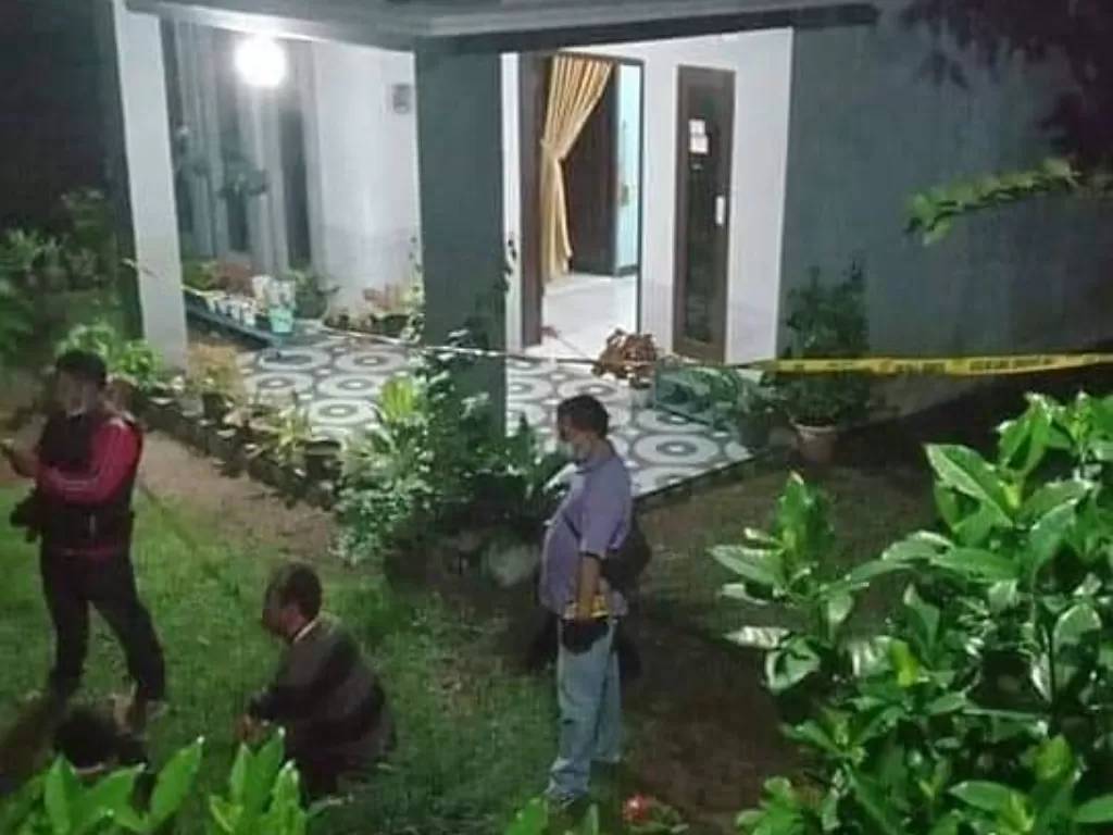 Polisi sedang melakukan olah TKP di sekitar rumah korban pembunuhan (Istimewa)